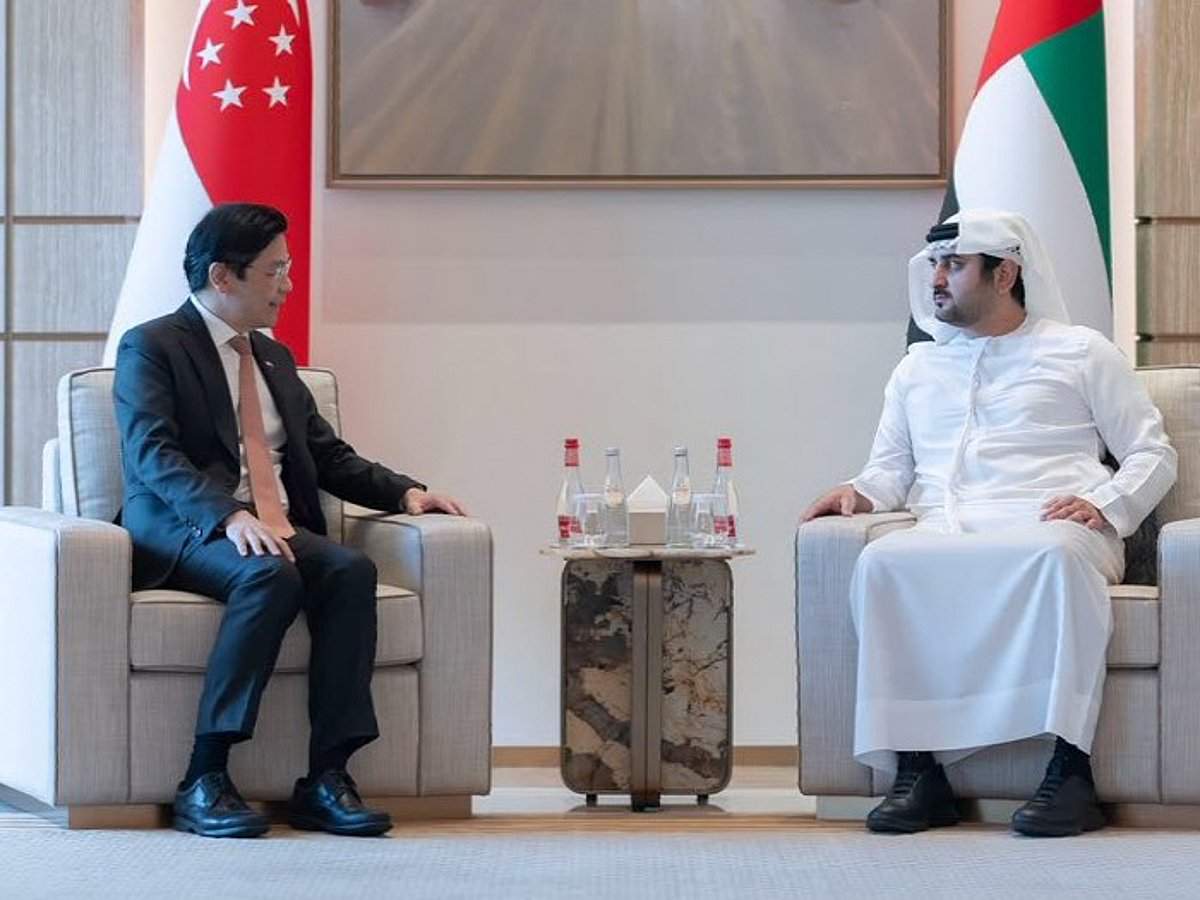 Sheikh Maktoum bin Mohammed meets Singapore PM to expand economic ties
