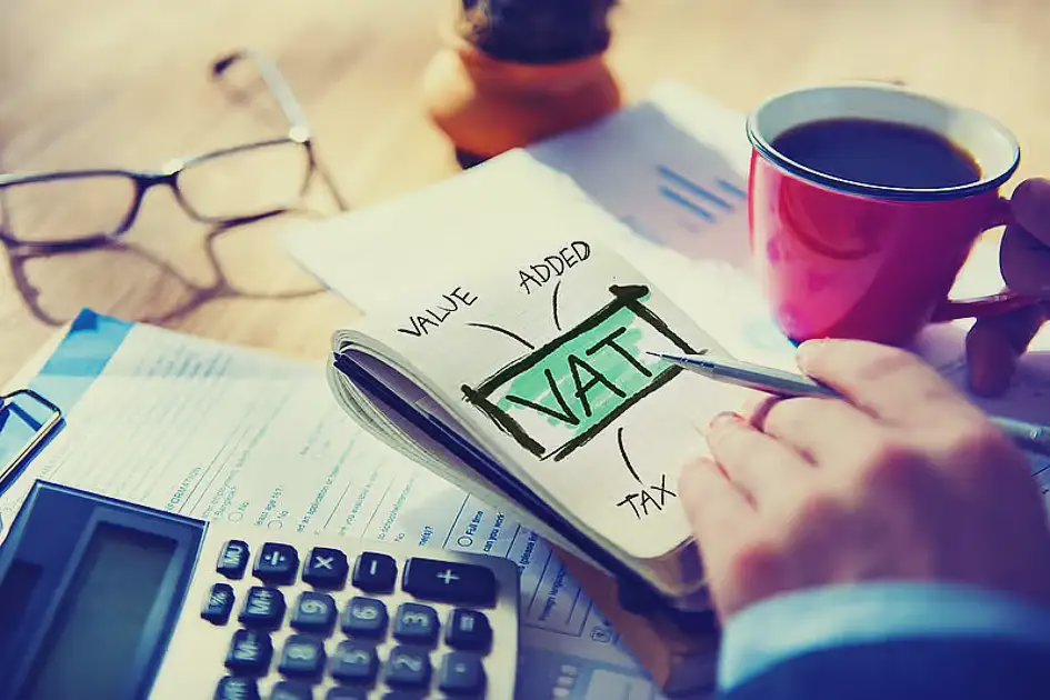 الإمارات تطلق تطبيقًا ذكيًا بلا ورق لاسترداد ضريبة القيمة المضافة للسياح