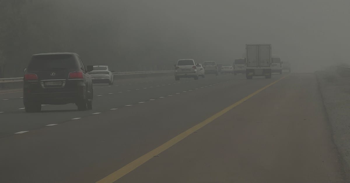 خفض السرعات المسموح بها في أبوظبي ودبي بسبب الضباب الصباحي